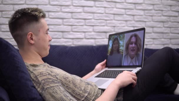 Man in gesprek met vrienden collega door video chat, teamwork, online studeren — Stockvideo