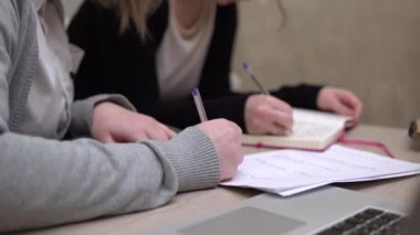 Kadın öğrencilerin evde okuması, yazması, okul sınavı, evrak işleri.