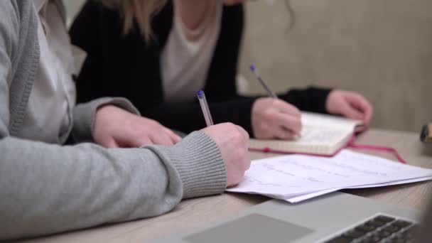 Étudiantes éducation à la maison, écriture, examen scolaire, travail des documents — Video