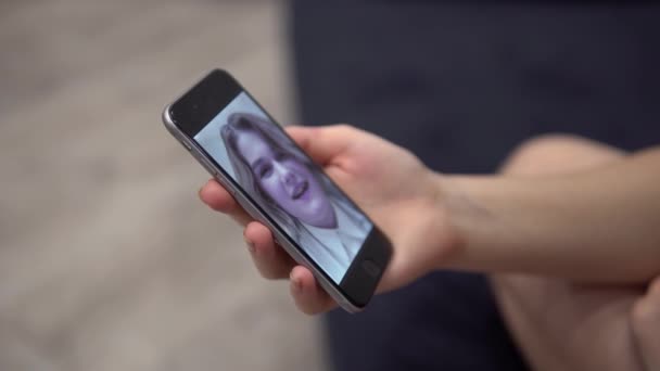 Kvinna talar online med vänner genom videochatt, med hjälp av smartphone, karantän — Stockvideo