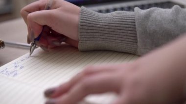 Yakın çekim, kalemle el, ofis çalışanı, eğitim kavramı.