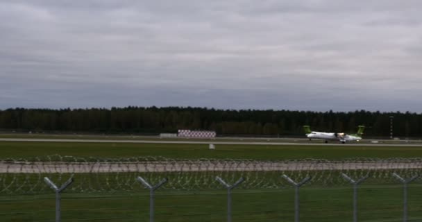 Riga Letland - 8 oktober: Airbaltic vliegtuig opstijgen vanaf vliegveld in Riga, Riga, 8 oktober 2016 — Stockvideo