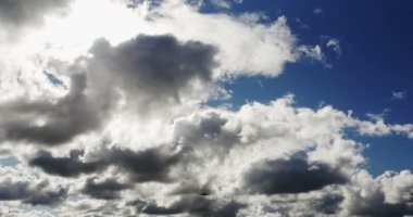 Güneşli bir beyaz bulutlar ile dikey Askılı köprü sırasında ticari yolcu uçağı