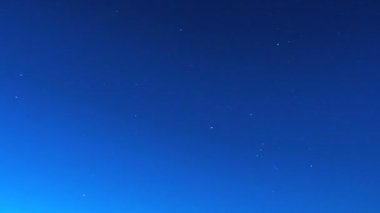Yıldız Dağları ve uzak okyanus geçen gece zaman sukut