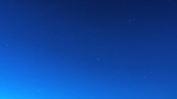 Noční čas zanikla hvězdy procházející přes hory a vzdálené oceánu — Stock video