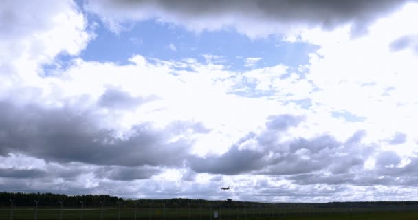 私人飞机降落在机场 4 k — 图库视频影像