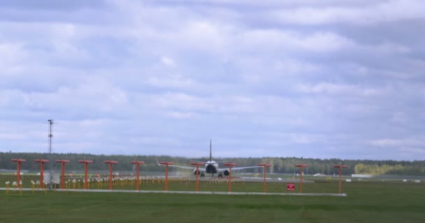 RIGA LATVIA - 8 DE OCTUBRE: Avión de Ryanair despega del aeropuerto de Riga, 8 de octubre de 2016 en Riga — Vídeo de stock