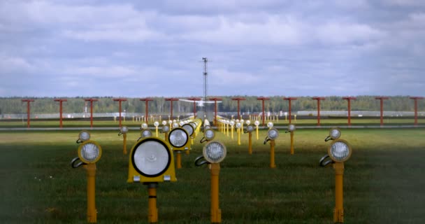 Aeropuerto de la pista de despegue del avión 4k — Vídeo de stock