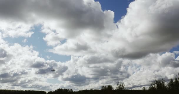 RIGA LATVIA - 8 DE OCTUBRE: Avión Airbaltic aterrizando en el aeropuerto de Riga, 8 de octubre de 2016 en Riga — Vídeos de Stock