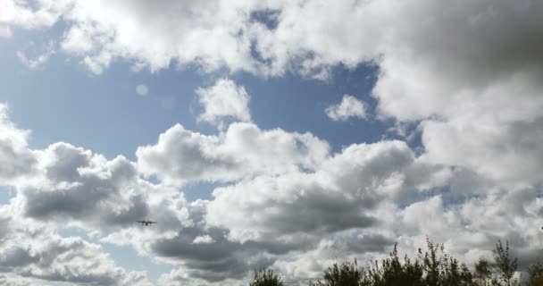 RIGA LATVIA - 8 DE OCTUBRE: Avión Airbaltic aterrizando en el aeropuerto de Riga, 8 de octubre de 2016 en Riga — Vídeos de Stock