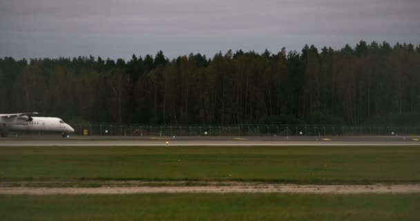 RIGA LATVIA - 8 OTTOBRE: Flusso di lavoro aereo Airbaltic in aeroporto a Riga, 8 ottobre 2016 a Riga — Video Stock