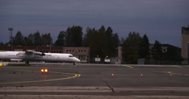 RIGA LATVIA - 8 DE OCTUBRE: Flujo de trabajo del avión Airbaltic en el aeropuerto de Riga, 8 de octubre de 2016 en Riga — Vídeos de Stock