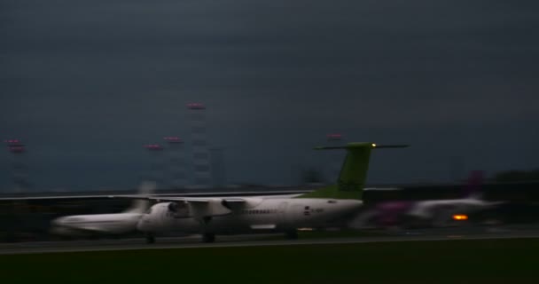 РИГА ЛАТВИЯ - 8 ОКТЯБРЯ: Взлет самолета Airbaltic из аэропорта в Риге, 8 октября 2016 года в Риге — стоковое видео