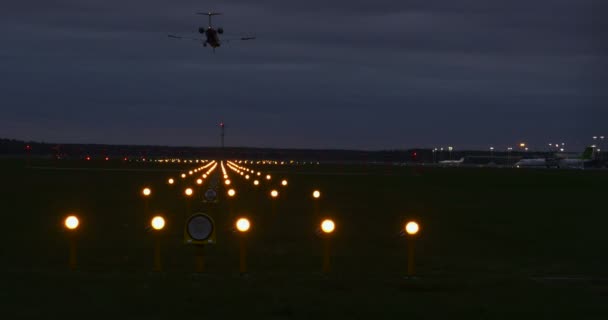 Avion privé atterrissant à l'aéroport 4k — Video