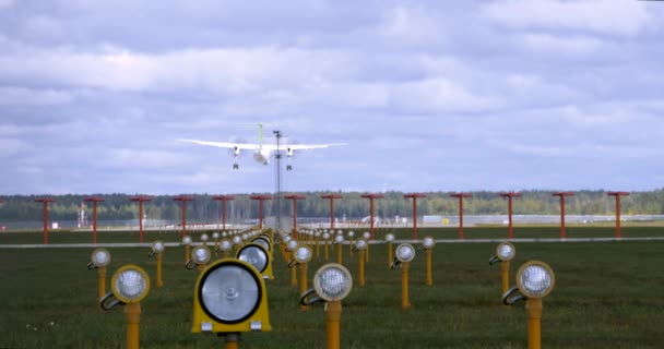 RIGA LATVIA - 8 DE OCTUBRE: Avión Airbaltic aterrizando en el aeropuerto de Riga, 8 de octubre de 2016 en Riga — Vídeo de stock