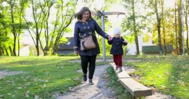 Birlikte sonbahar parkta oynarken. Sonbahar Park doğanın keyfini güzel aile.