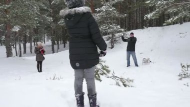 Aile atarak oynarken snowballs kışın 96 fps