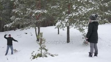 Aile atarak oynarken snowballs kışın 96 fps