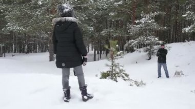 Aile atarak oynarken snowballs kışın 96 fps