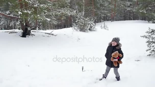Граючи кидаючи сніжки взимку 96fps — стокове відео