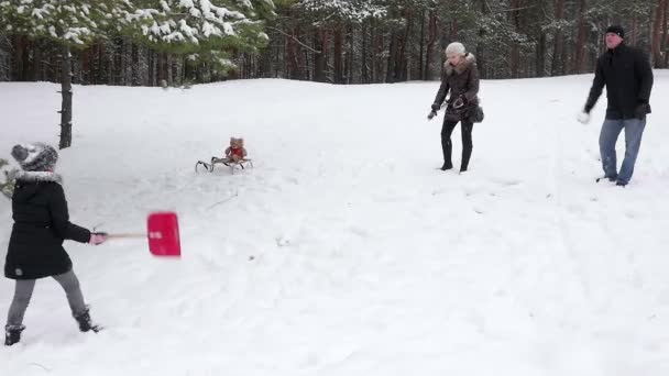 Família jogando jogando bolas de neve no inverno 96fps — Vídeo de Stock