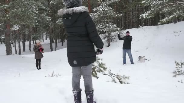 Familia jugando lanzando bolas de nieve en el invierno 96fps — Vídeos de Stock