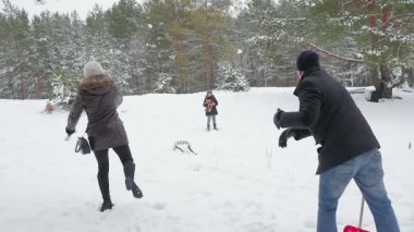 Aile atarak oynarken snowballs kışın 96 fps