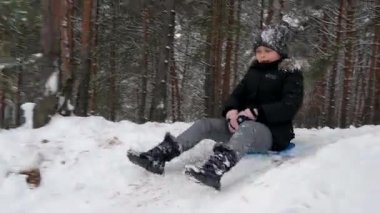 96 fps tepeden aşağı kızakla kız