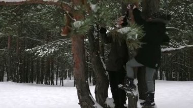 Çekici aile eğleniyor bir kış parkta 96 fps