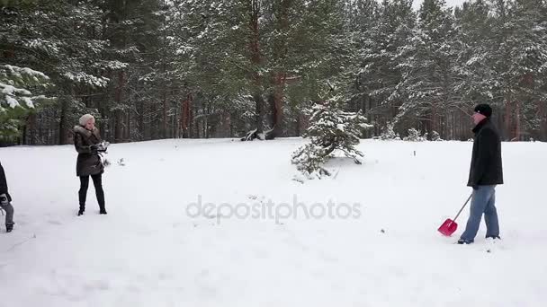Familia jugando lanzando bolas de nieve en el invierno 96fps — Vídeos de Stock