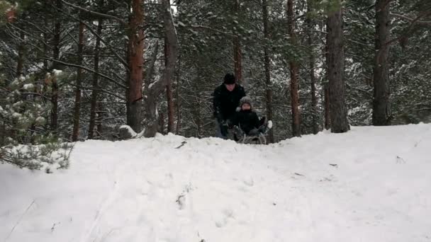 Meisje rodelen naar beneden de heuvel 96fps — Stockvideo