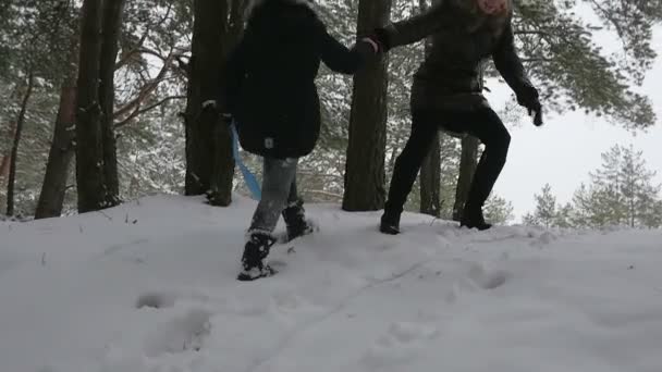 Young mother helps her daughter to climb a mountain slow motion — Stock Video