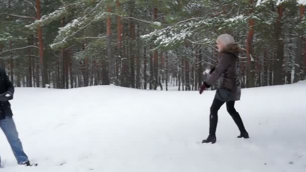 Pareja joven jugando al aire libre en la nieve. 96fps — Vídeos de Stock