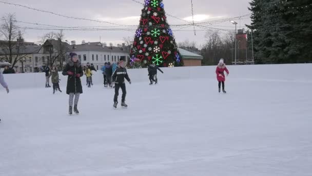 Letônia, Daugavpils - fevereiro de 2017: cena de patinação no gelo diurno na pista de gelo na praça principal da cidade de Daugavpils, Letônia, fevereiro de 2017 — Vídeo de Stock