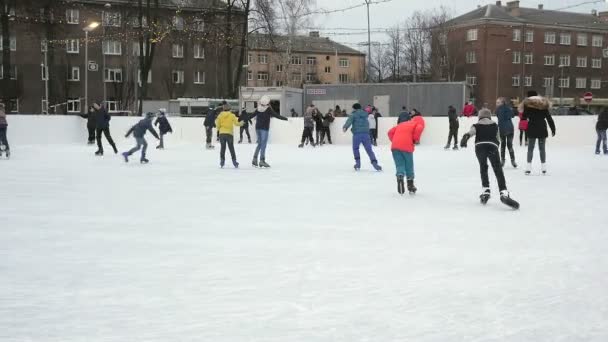 Letonya, Daugavpils - Şubat 2017: Gündüz buz pateni sahnesinde ana Meydanı şehir Daugavpils, Letonya, Şubat, 2017'de buz pateni pisti — Stok video