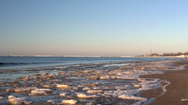 Зимой холодное Балтийское море с ледяным пляжем — стоковое видео