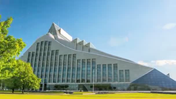 Латвийская национальная библиотека в Риге летом гиперлапс 4k — стоковое видео