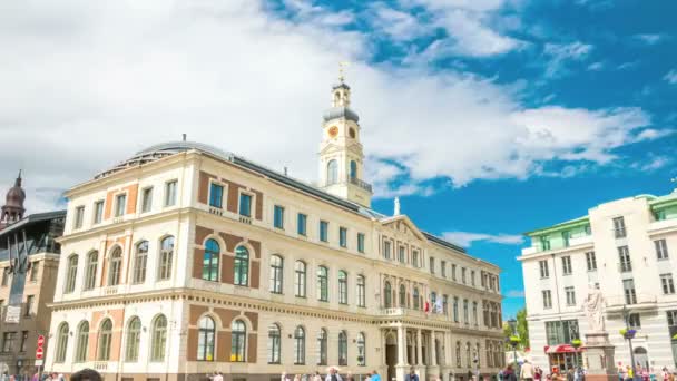 Hiperlapso de un Ayuntamiento de Riga. Patio cuadrado con la estatua de Roland en frente del Consejo . — Vídeos de Stock