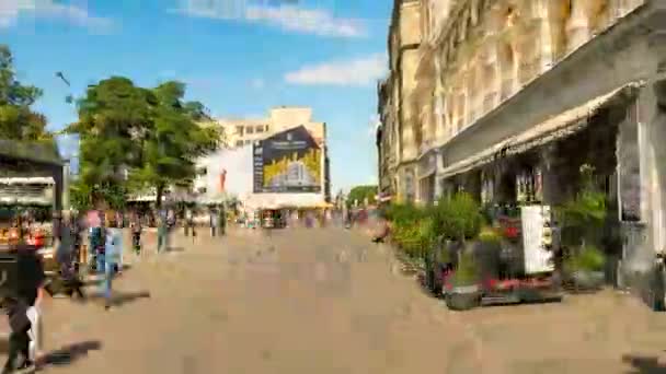 Bir hyperlapse Old Town gelen Letonya Özgürlük Anıtı — Stok video