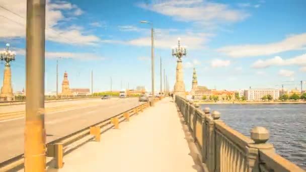 Hyperlapse einer Stadt Riga Skyline über einen Fluss Daugava an einem bewölkten Tag 4k — Stockvideo