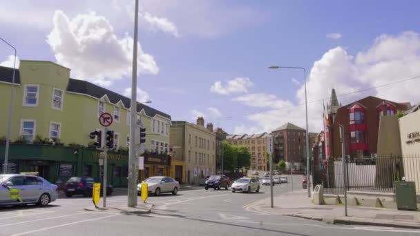 Dublin, Ierland - mei 15 2017: Stevige kruispunt in het centrum van Dublin. Ierland — Stockvideo