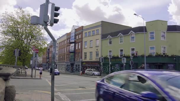 Δουβλίνο, Ιρλανδία - 15 Μαΐου 2017: Ζωηρό σταυροδρόμι στο κέντρο της πόλης του Δουβλίνου. Ιρλανδία — Αρχείο Βίντεο