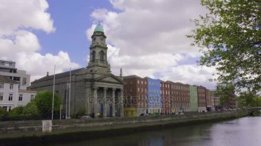  Dublin, İrlanda - 15 Mayıs 2017: Güneşli günde Liffey Bridge Dublin, İrlanda'nın Panorama