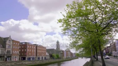  Dublin, İrlanda - 15 Mayıs 2017: Güneşli günde Liffey Bridge Dublin, İrlanda'nın Panorama