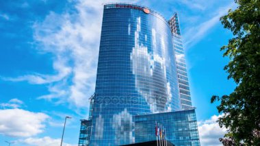 Riga, Letonya - 14 Haziran 2017: Daugava heykel ve Modern cam gökdelenler görünümüne. Riga, Letonya 4k