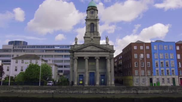 DUBLÍN, IRLANDA - 15 DE MAYO DE 2017: Panorama en el soleado día del Liffey Bridge en Dublín, Irlanda — Vídeos de Stock