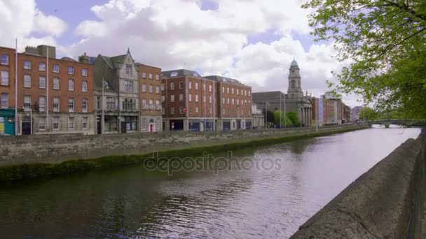 DUBLÍN, IRLANDA - 15 DE MAYO DE 2017: Panorama en el soleado día del Liffey Bridge en Dublín, Irlanda — Vídeos de Stock