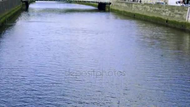 DUBLÍN, IRLANDA - 15 DE MAYO DE 2017: Panorama en el soleado día del Liffey Bridge en Dublín, Irlanda — Vídeos de Stock