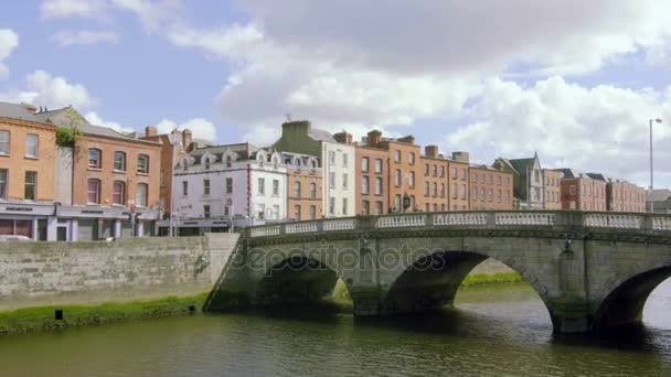 DUBLIN, IRELAND - MAY 15 2017: Panorama in Sunny day of Liffey Bridge in Dublin, Ireland — Stock Video