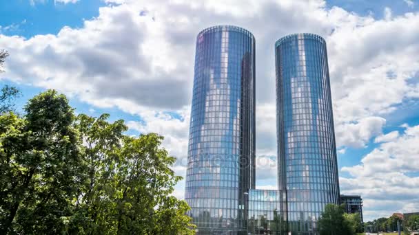 Riga, Letonia - 14 de junio de 2017: Escultura de Daugava y vista a los rascacielos de cristal modernos. Riga, Letonia 4k — Vídeos de Stock